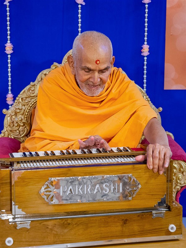 Swamishri plays the harmonium