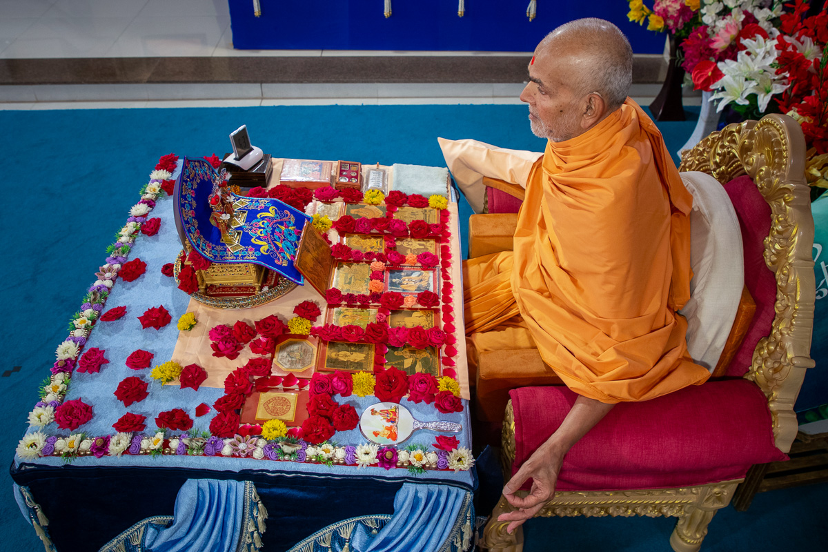 Swamishri performs his daily puja 