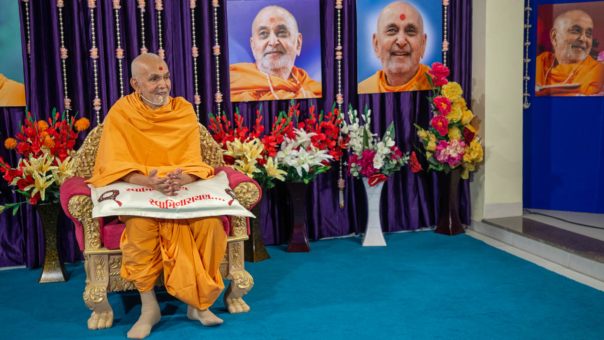 Swamishri in conversation with sadhus 