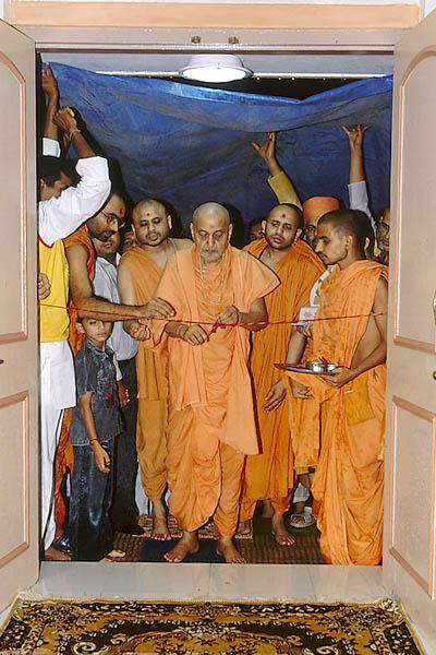  Swamishri inaugurates the newly built Sant Nivas