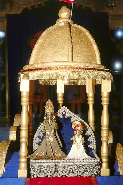  Swamishri presides over the symbolic celebration of Rath Yatra with Shri Harikrishna Maharaj in a decorated rath (chariot)
