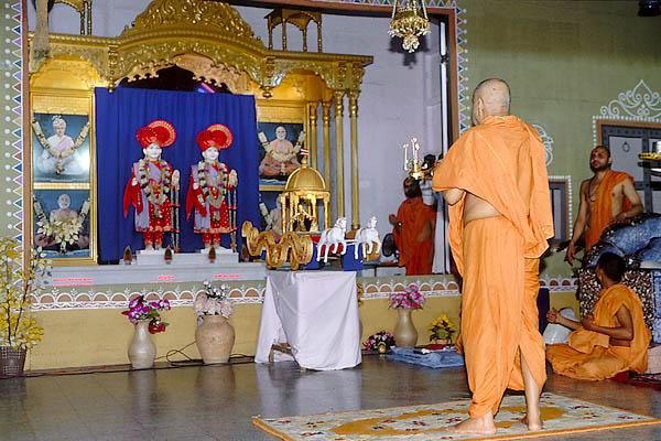  Swamishri performs arti of Thakorji installed in rath