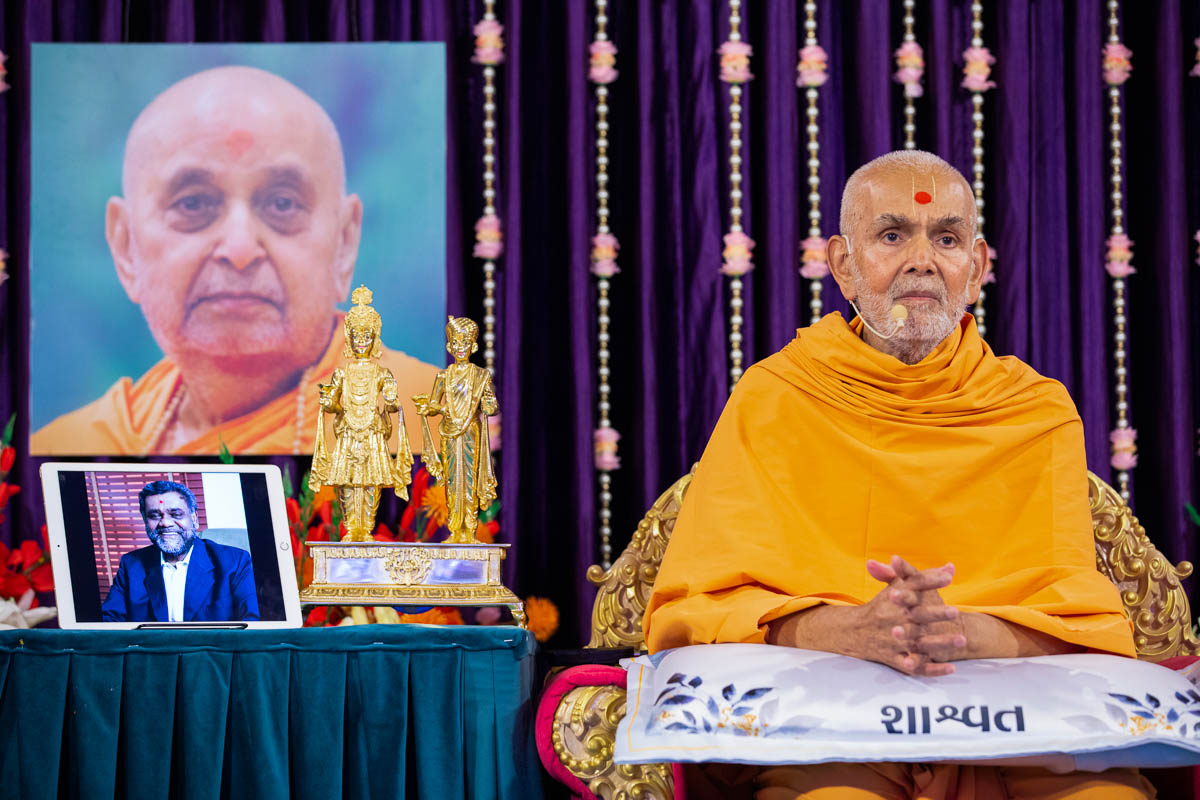 Swamishri during the prayer assembly in memory of Shri Subhashbhai Patel, Dar-es-Salaam