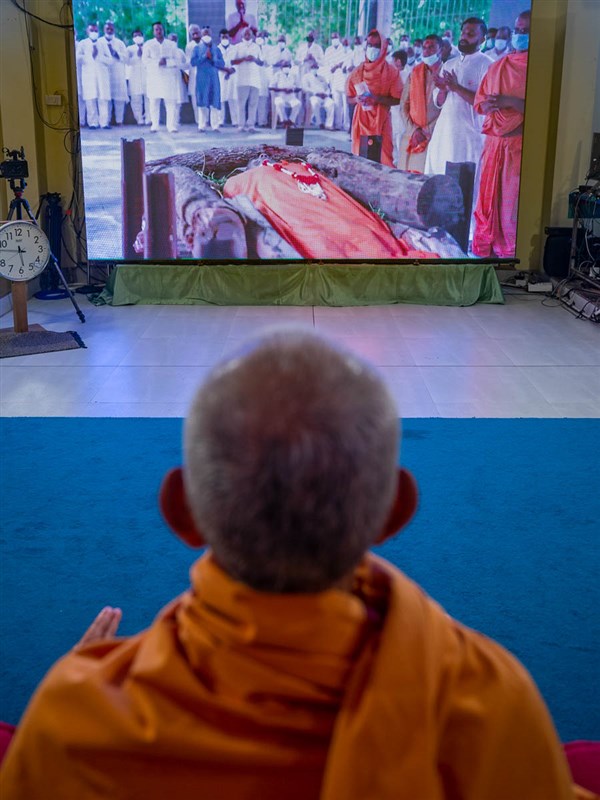 Swamishri watches Shri Subhashbhai Patel's final rites being performed in Dar-es-Salaam, Tanzania