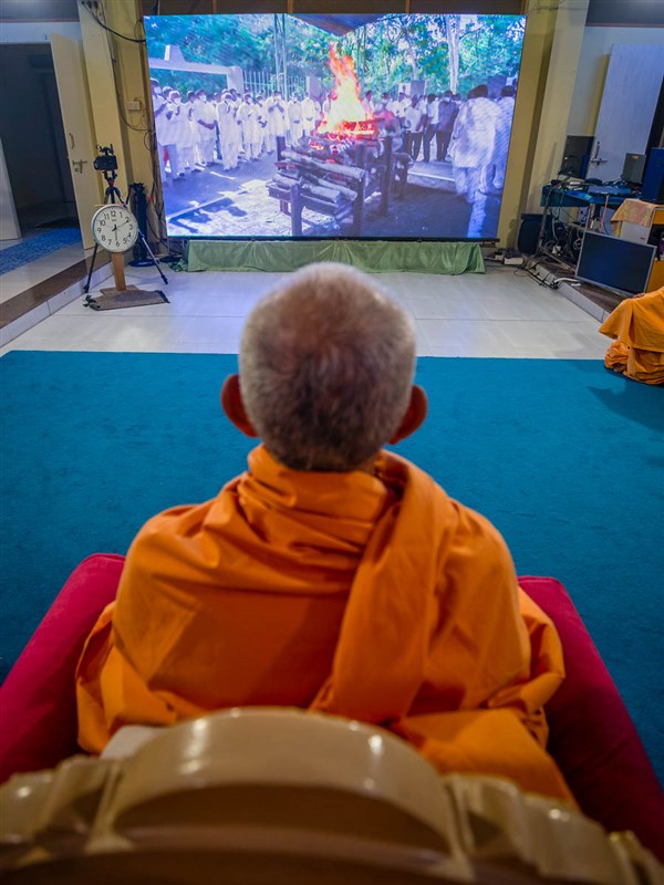 Swamishri watches Shri Subhashbhai Patel's final rites being performed in Dar-es-Salaam, Tanzania