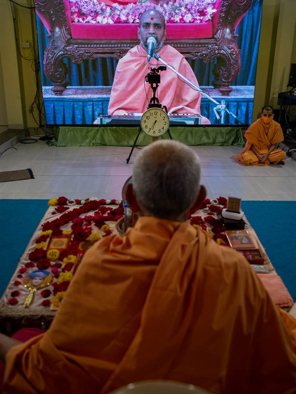 Dharmatilak Swami sings a kirtan via video conference from Ahmedabad Mandir