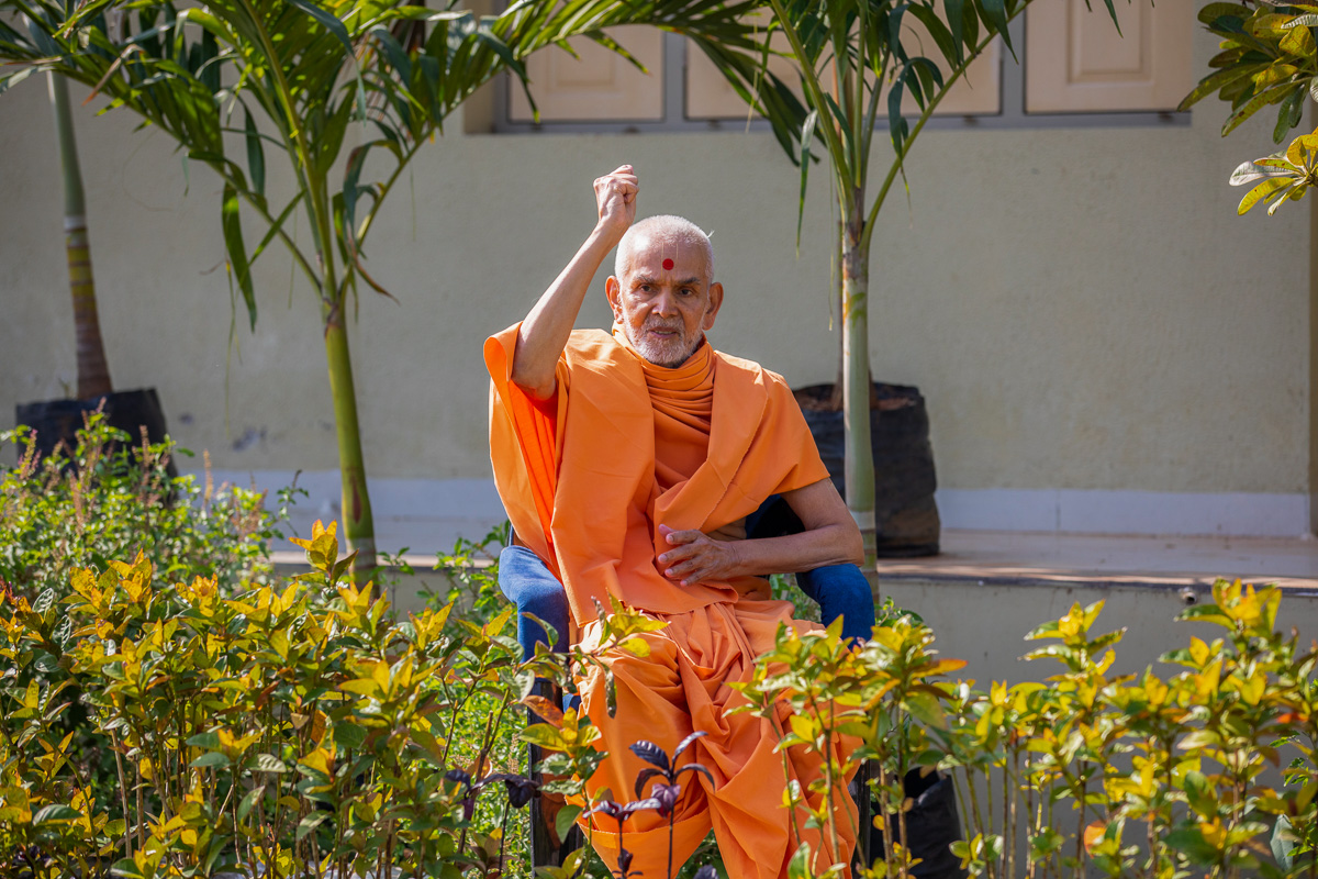 Swamishri hails 'Swaminarayan Bhagwan ni jai'