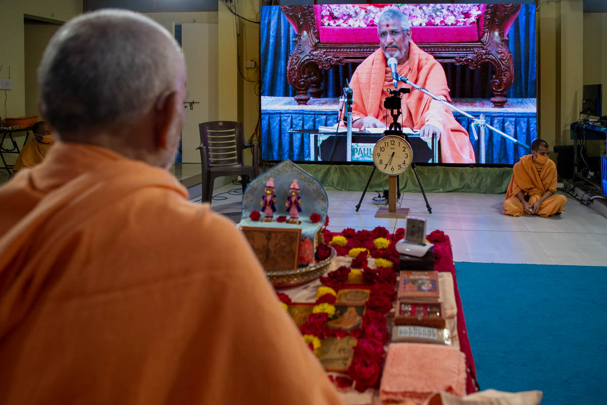 Aksharvatsal Swami sings a kirtan via video conference from Ahmedabad Mandir