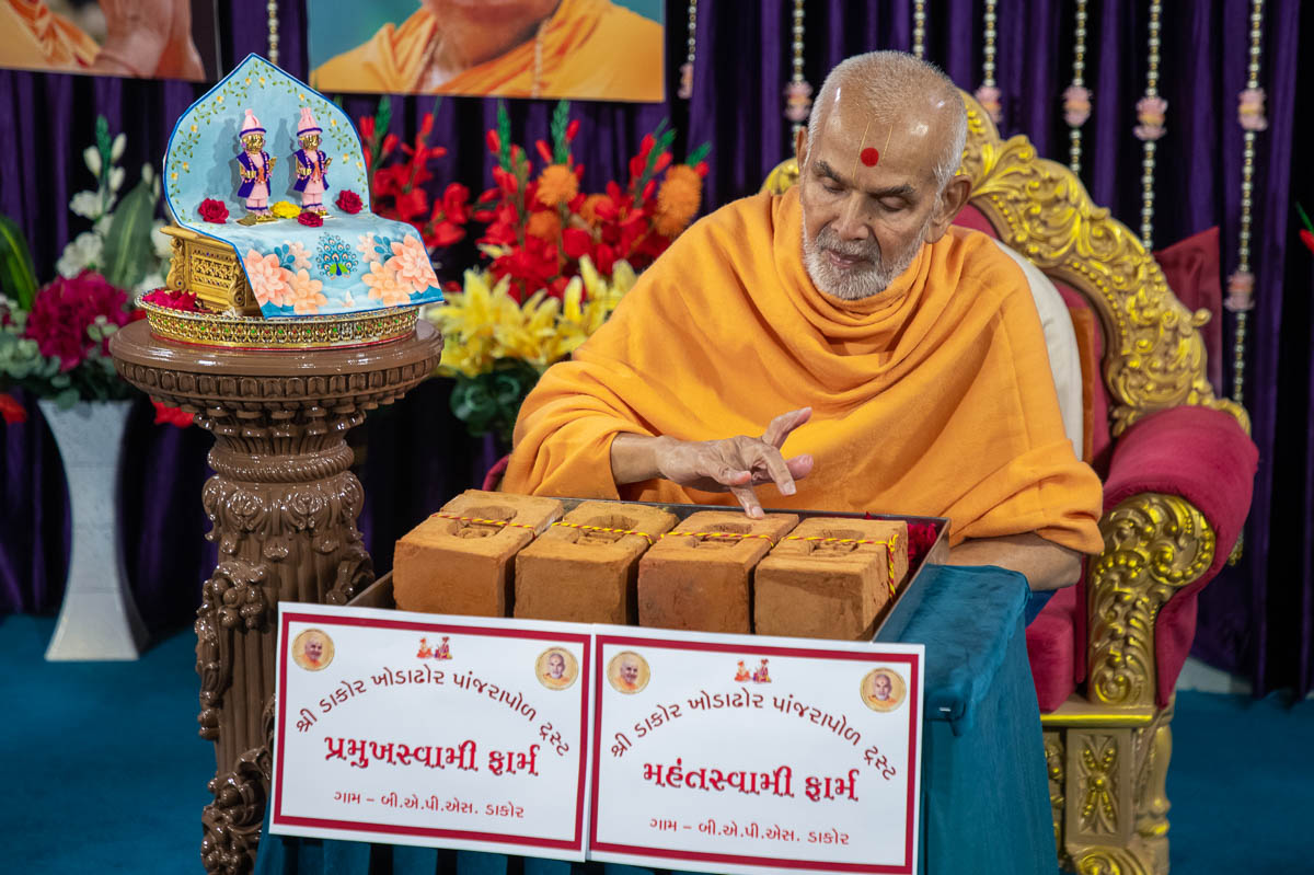 Swamishri sanctifies bricks for the farms of Shri Dakor Khodadhor Panjrapol Trust, Dakor