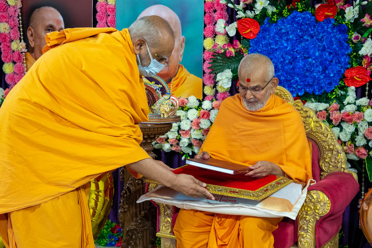 Swamishri sanctifies a book 'Vachanamrutma Brahmasutra Swaminarayan Bhashya'