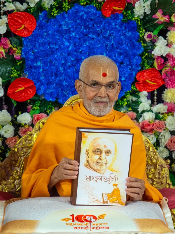 Swamishri sanctifies a handwritten book, 'Sarangstuti'