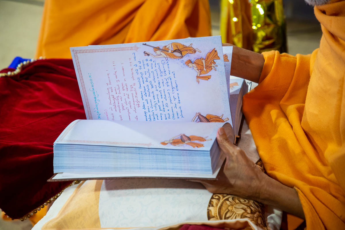 Swamishri observes the 'Sarangstuti' book