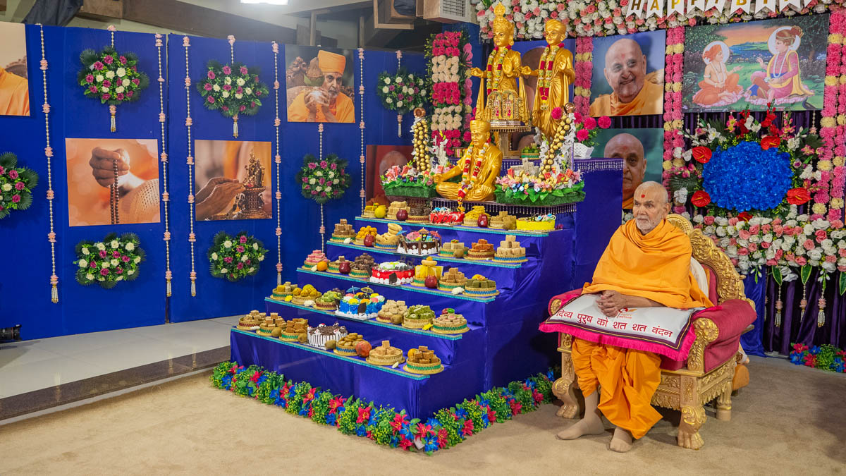 Swamishri during the Pramukh Parva sabha in the morning