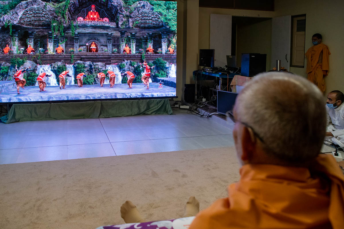 Swamishri watches the celebration assembly