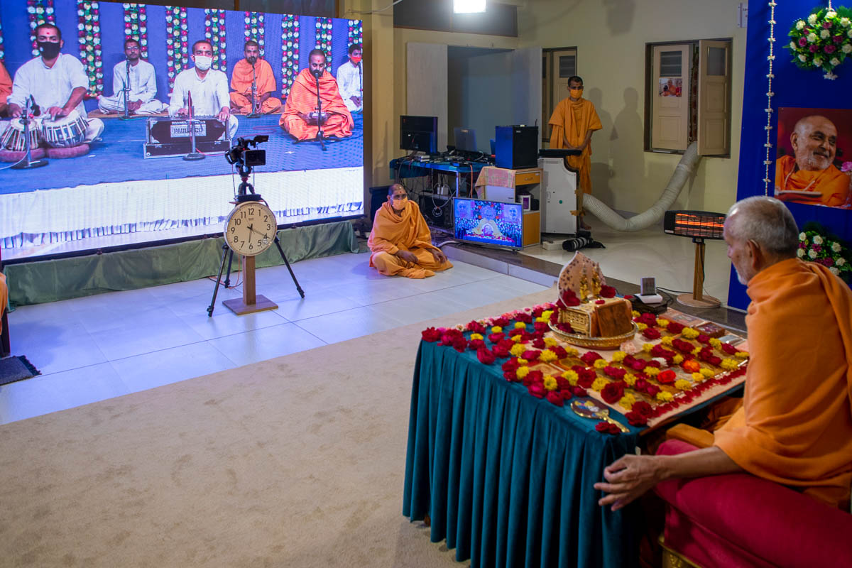 Sadhus and sadhaks sing kirtans via video conference from Sarangpur Mandir