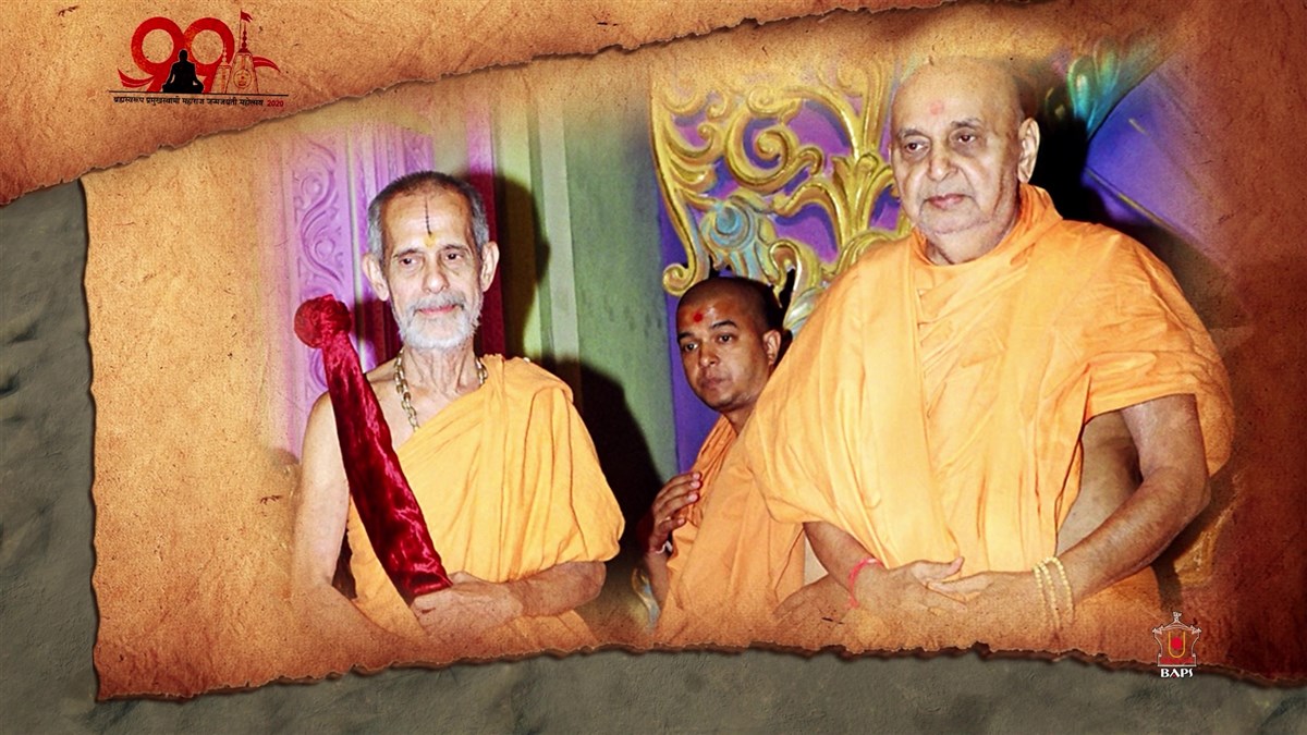 Brahmaswarup Pramukh Swami Maharaj greets Pujya Swami Shri Vishweshtirthji Maharaj