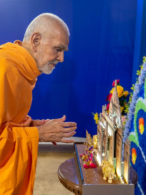 Swamishri observes the sinhasan