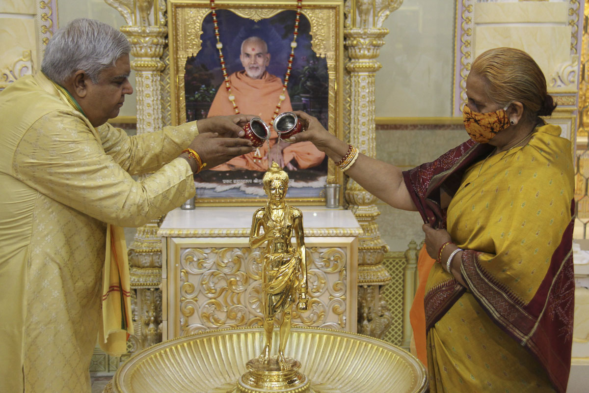 Governor of West Bengal Visits BAPS Swaminarayan Mandir, Kolkata