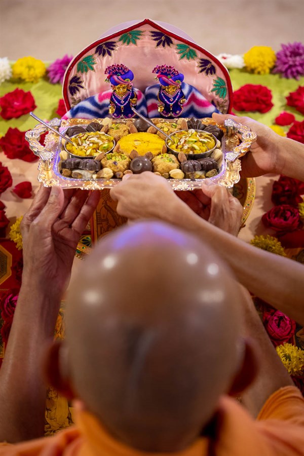 Swamishri offers thal to Shri Harikrishna Maharaj and Shri Gunatitanand Swami 