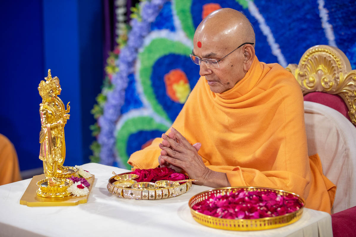 Swamishri performs pujan of Shri Akshar-Purushottam Maharaj murtis for devotees in Australia