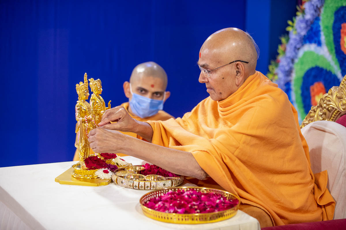 Swamishri ties a nadachhadi to Bhagwan Swaminarayan
