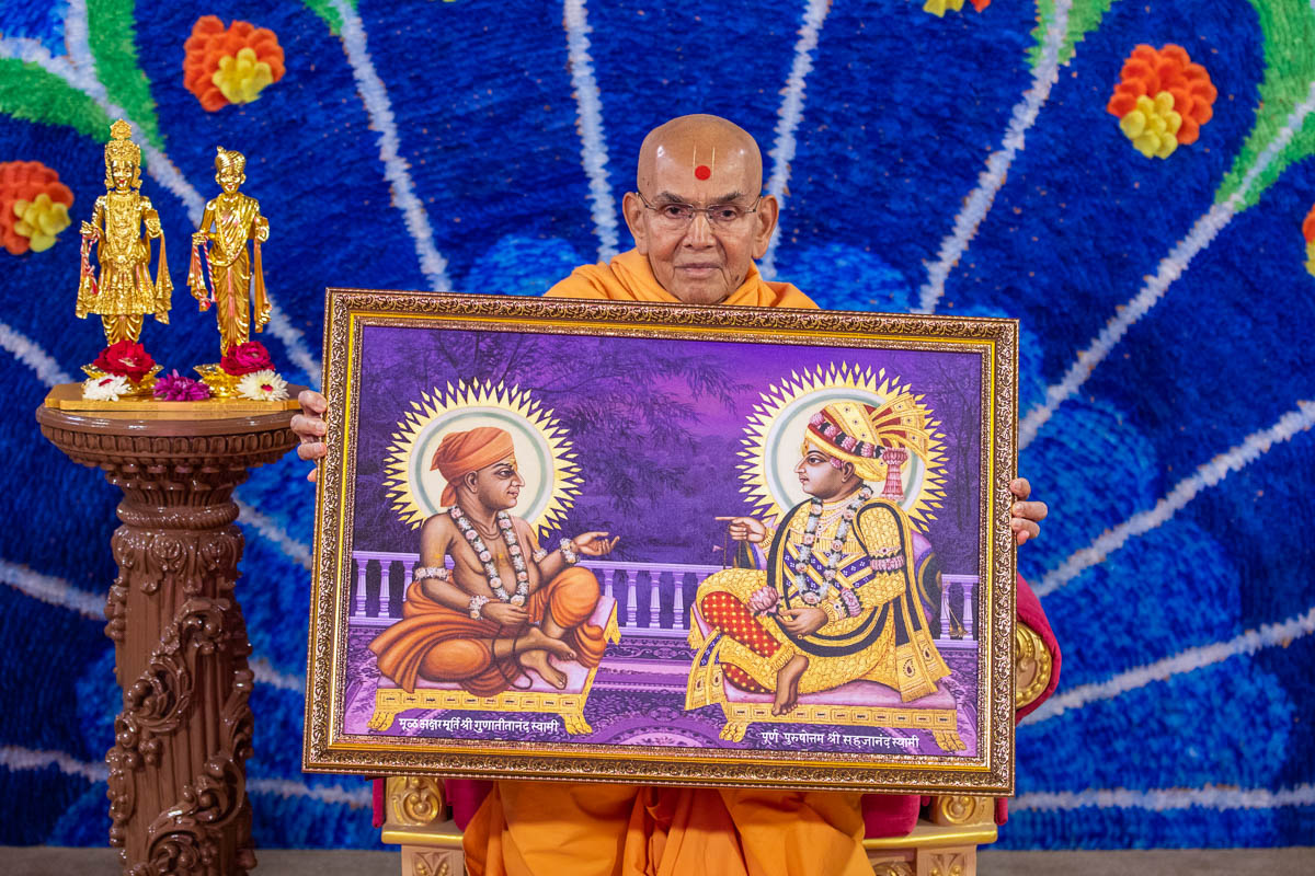 Swamishri with a murti of Bhagwan Swaminarayan and Aksharbrahma Gunatitanand Swami