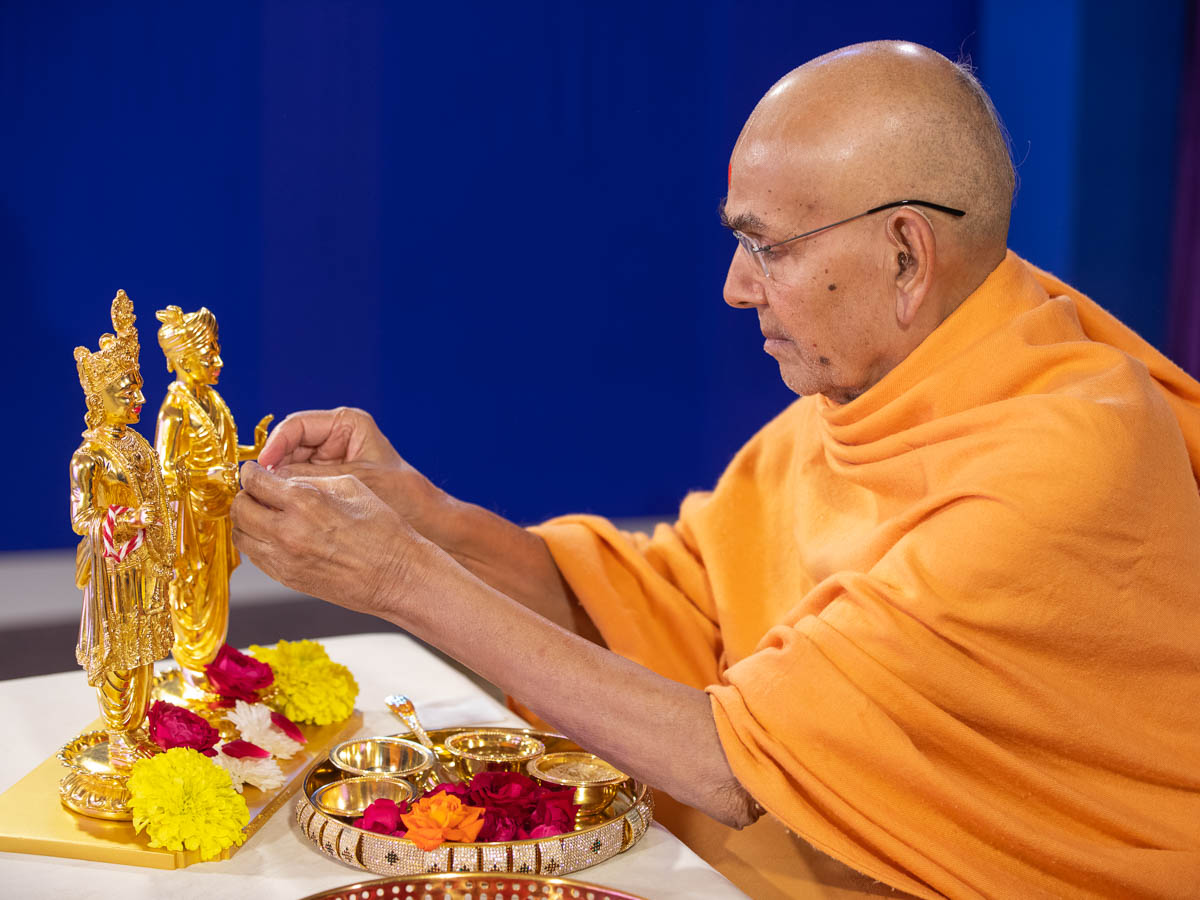 Swamishri ties a nadachhadi to Aksharbrahma Gunatitanand Swami