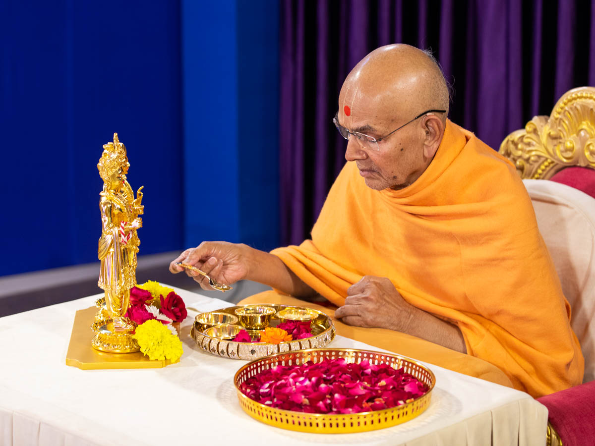 Swamishri performs the pujan rituals
