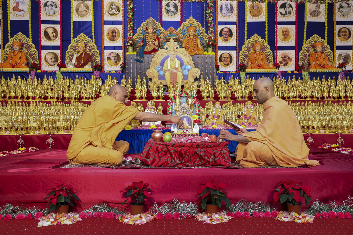 Sadhus perform mahapuja rituals, 28 December 200