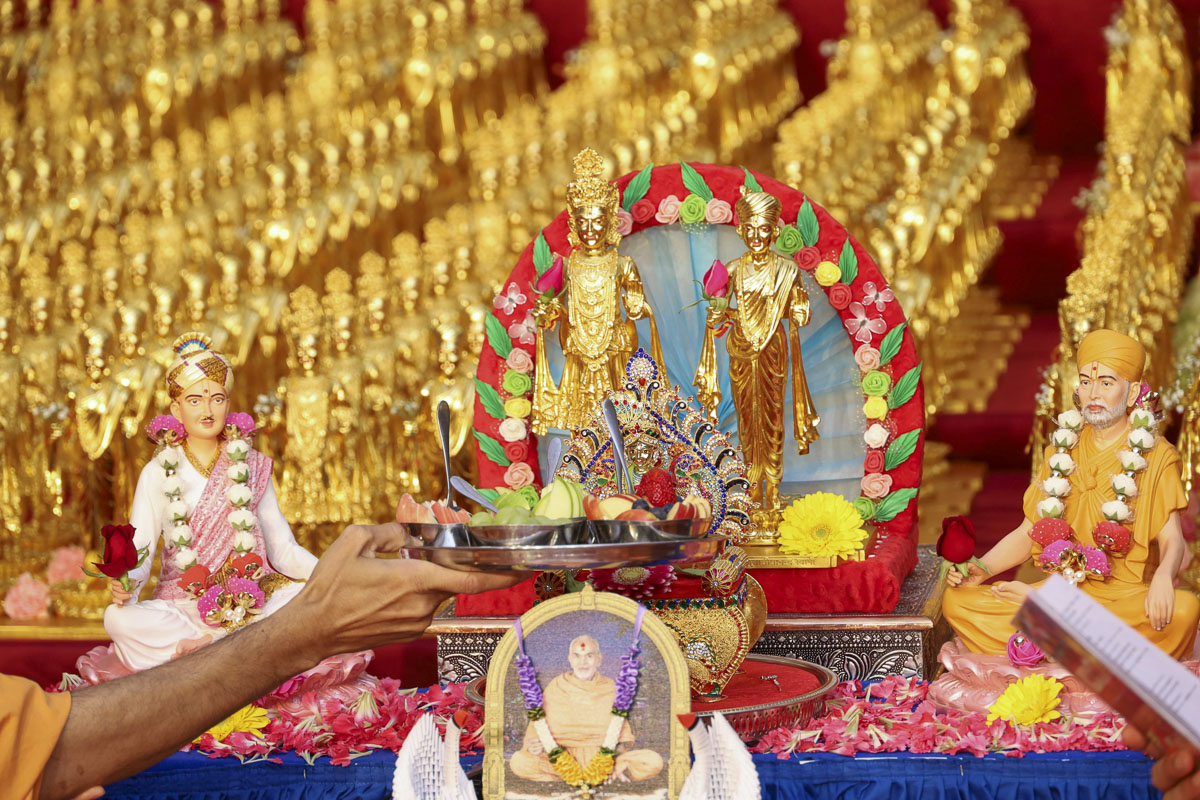 Sadhus offer thal to Thakorji, 28 December 200