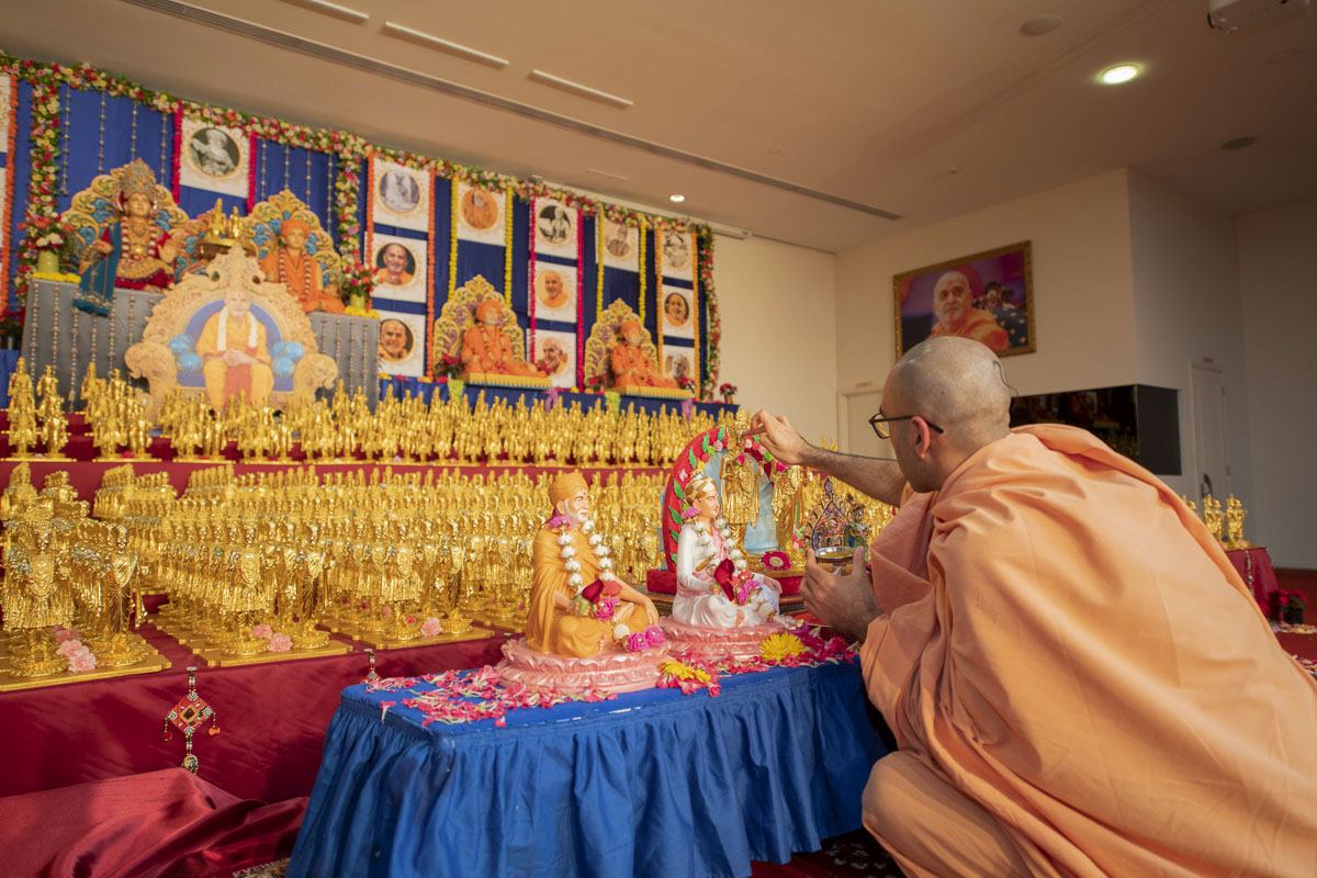 Sadhus perform mahapuja rituals, 28 December 200