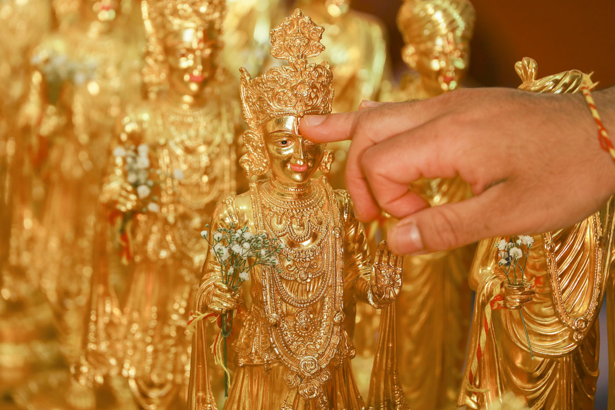 Sadhus perform pujan of murtis, 28 December 200