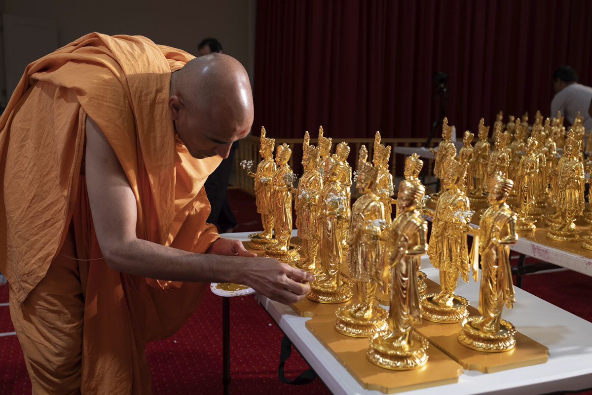 Paramchintan Swami performs pujan of murtis, 28 December 200
