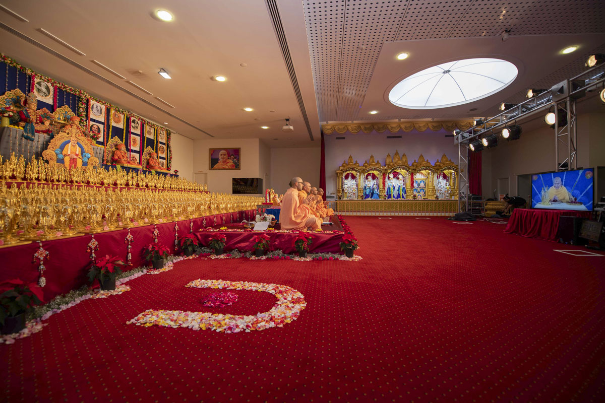 Sadhus during darshan of Swamishri, Melbourne, 28 December 200