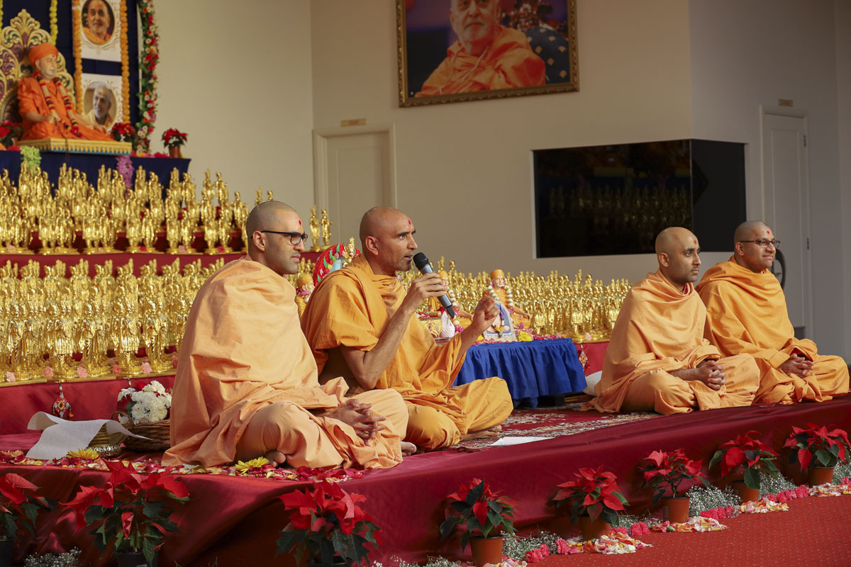 Sadhus in conversation via video conference with Swamishri from Melbourne, 28 December 2020