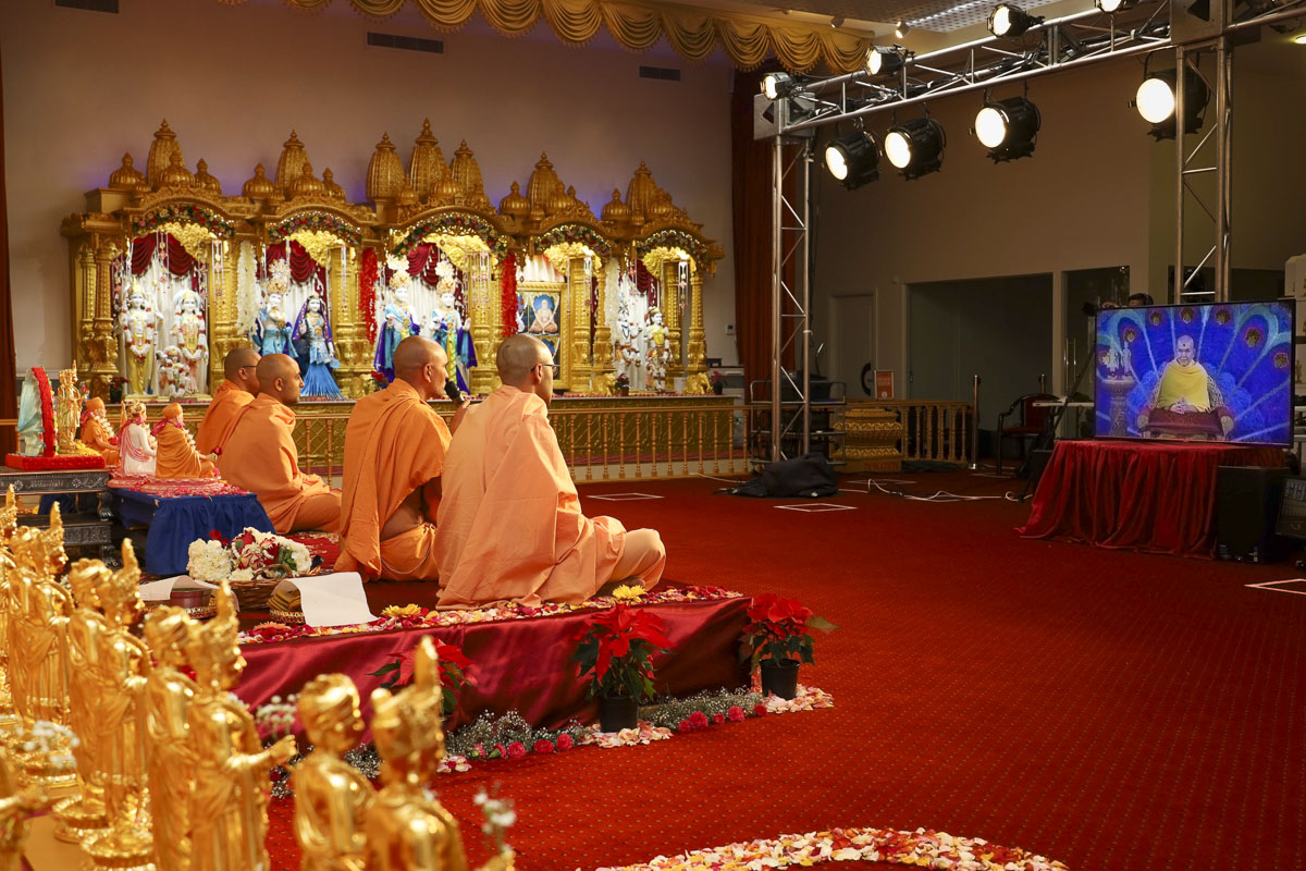 Sadhus in conversation with Swamishri via video conference 