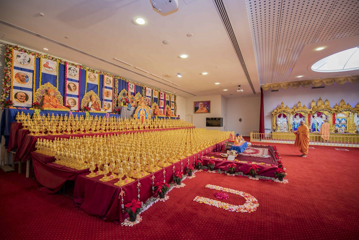 Sadhus perform the arti, 28 December 200