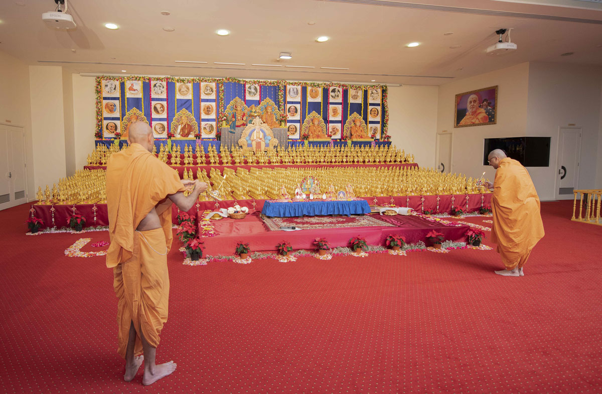 Sadhus perform the arti, 28 December 200