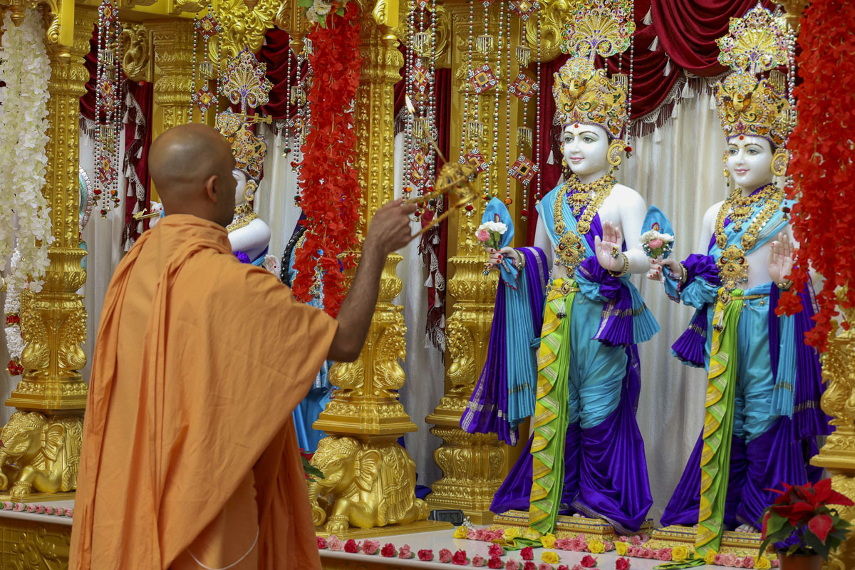 Sadhus perform the arti, 28 December 200