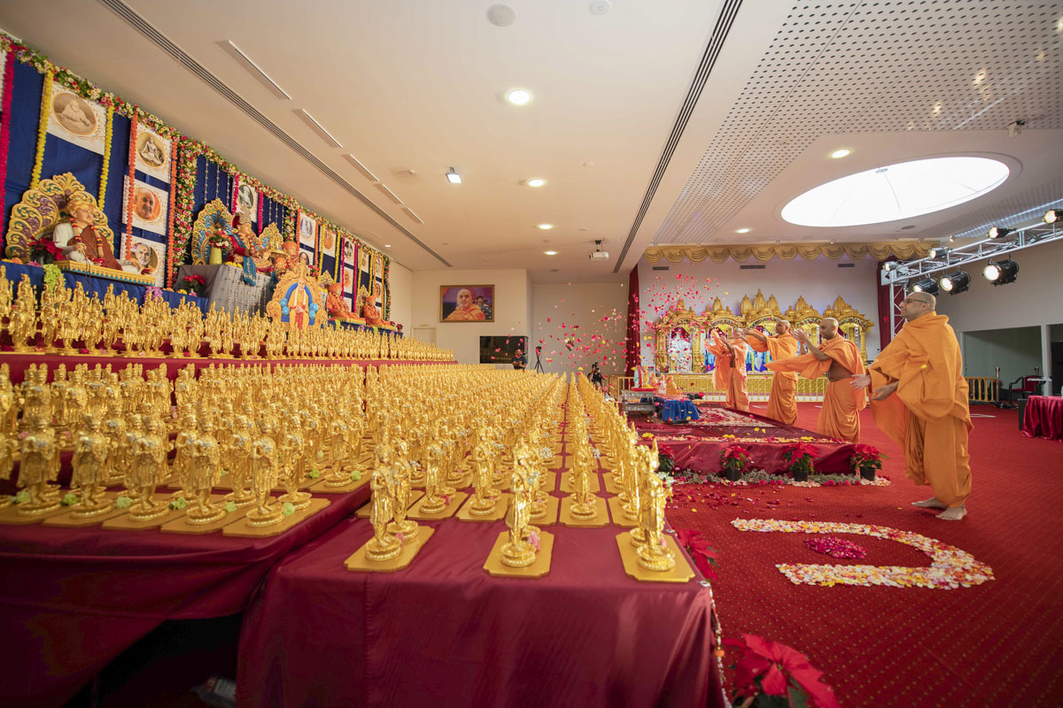 Sadhus shower flower petals on Shri Akshar-Purushottam Maharaj, 28 December 200