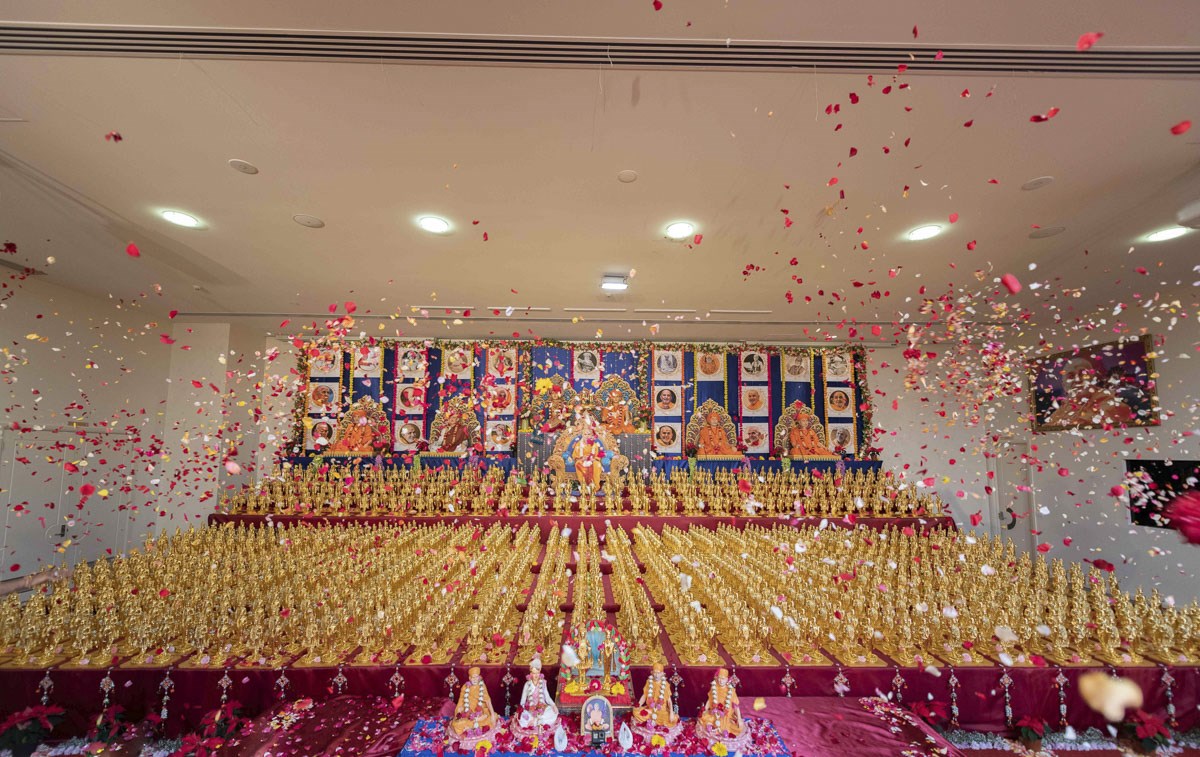 Sadhus shower flower petals on Shri Akshar-Purushottam Maharaj, 28 December 200