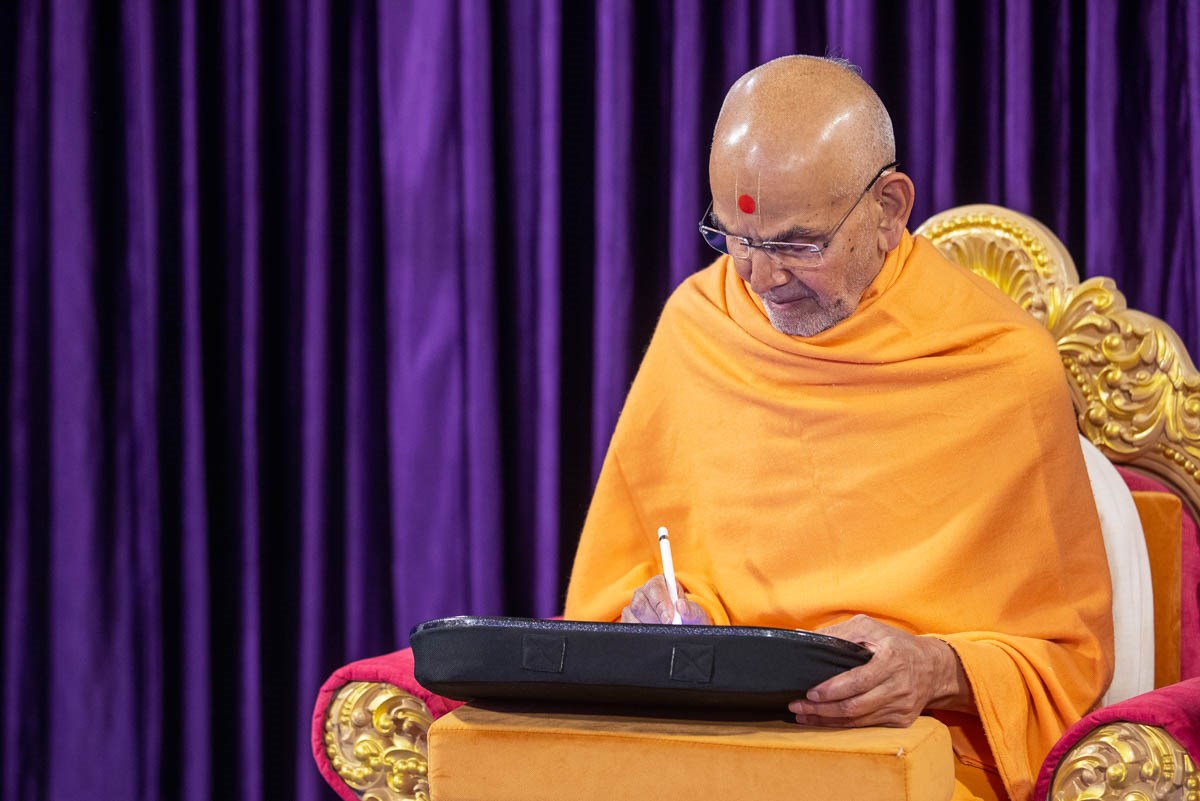 Swamishri writes a message for Dhanurmas 