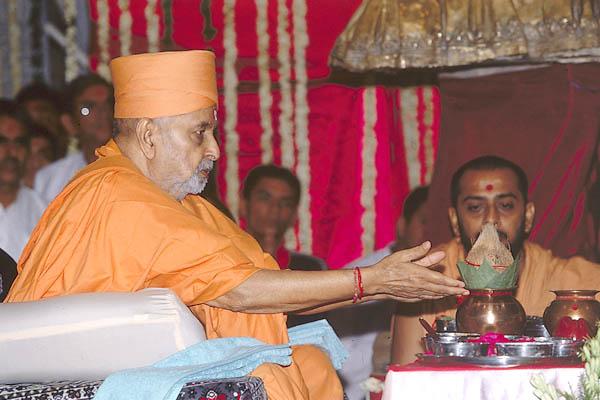  Swamishri engaged in the kalash ritual
