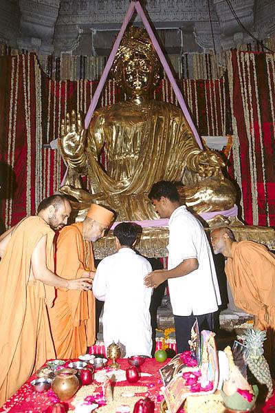  Swamishri instructs devotees to place auspicious articles inside the pit of the main seat