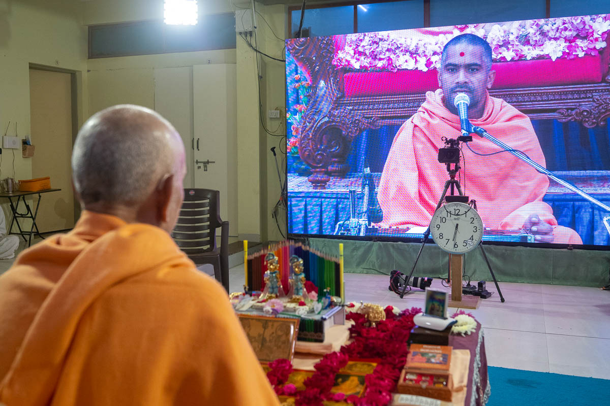 Paramkirtan Swami sings a kirtan via video conference from Ahmedabad Mandir