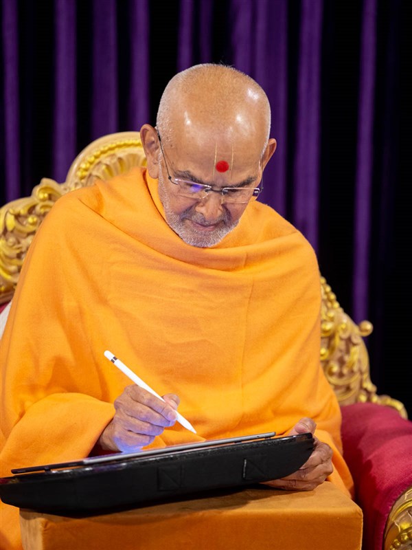 Swamishri writes a message for Dhanurmas 
