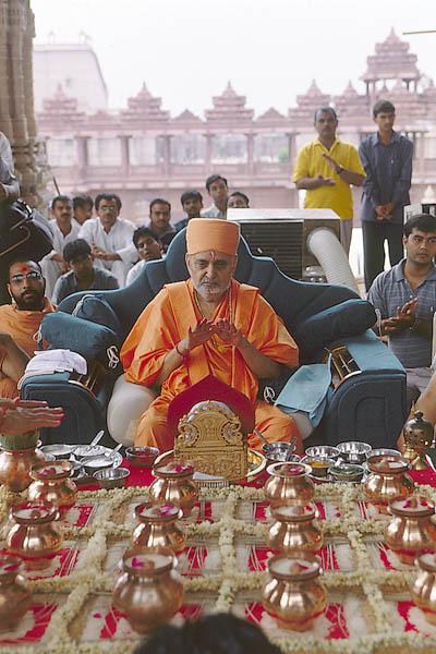  Swamishri performs kalash pujan rituals in the roop chowki of Akshardham