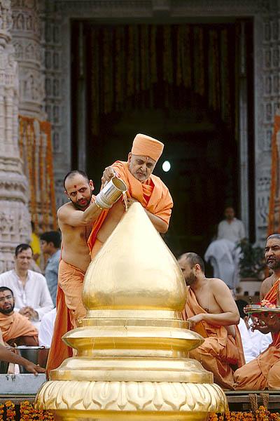  Swamishri performs abhishek of kalash with milk