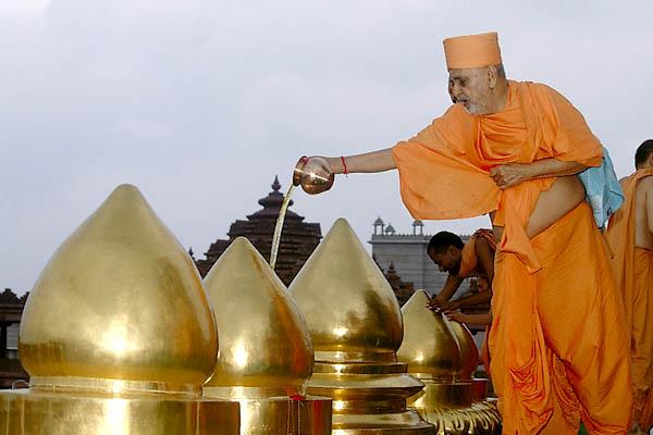  Performs abhishek with water