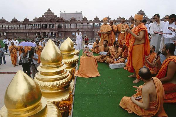  Swamishri performs arti of kalashes